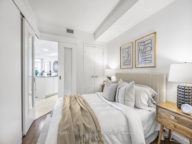 910 - 218 Queens Quay  W