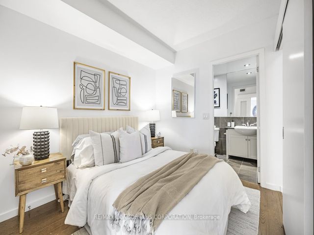910 - 218 Queens Quay  W