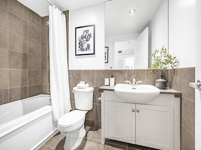 910 - 218 Queens Quay  W