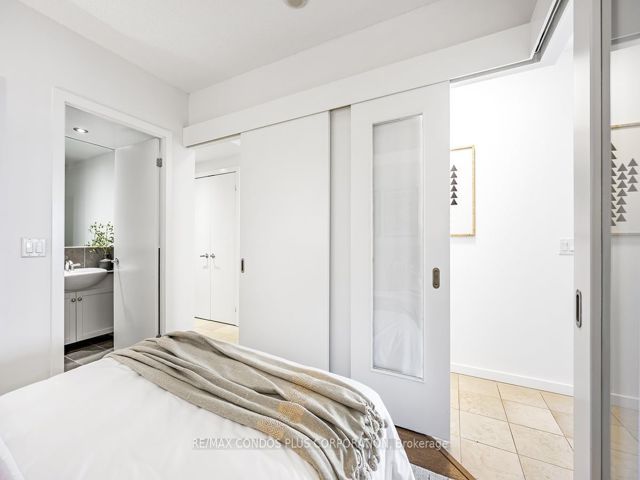 910 - 218 Queens Quay  W