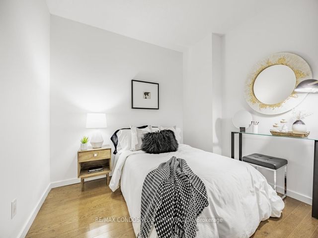 910 - 218 Queens Quay  W