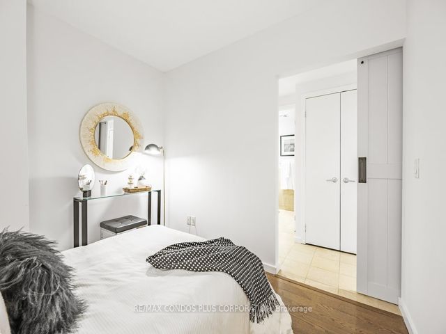 910 - 218 Queens Quay  W
