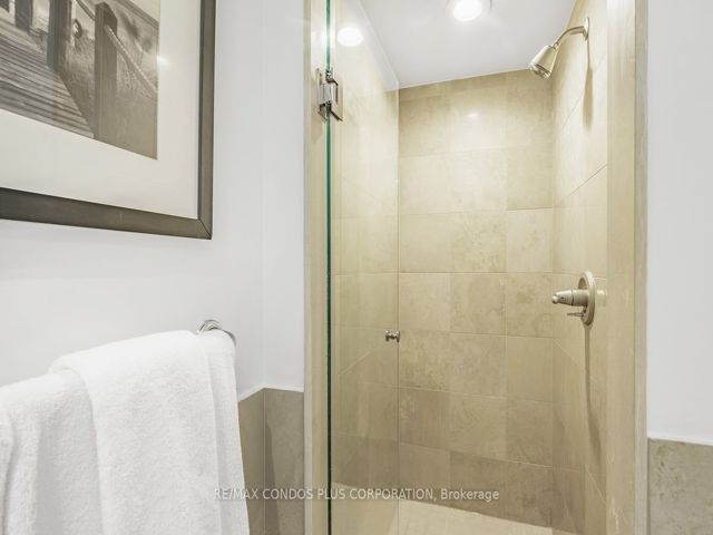 910 - 218 Queens Quay  W