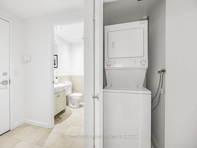 910 - 218 Queens Quay  W