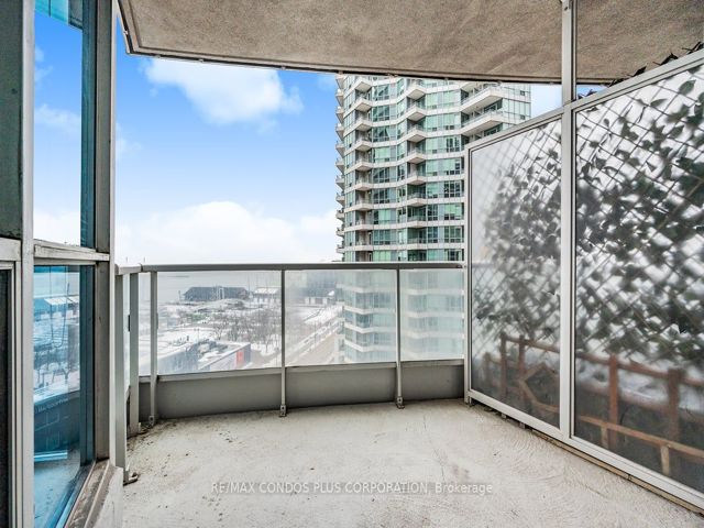 910 - 218 Queens Quay  W