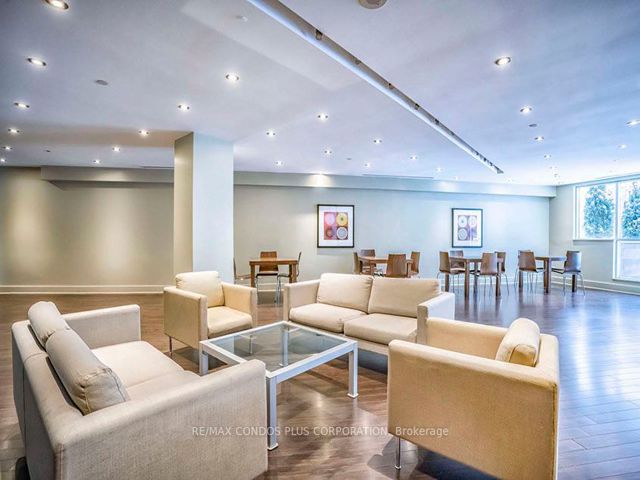 910 - 218 Queens Quay  W