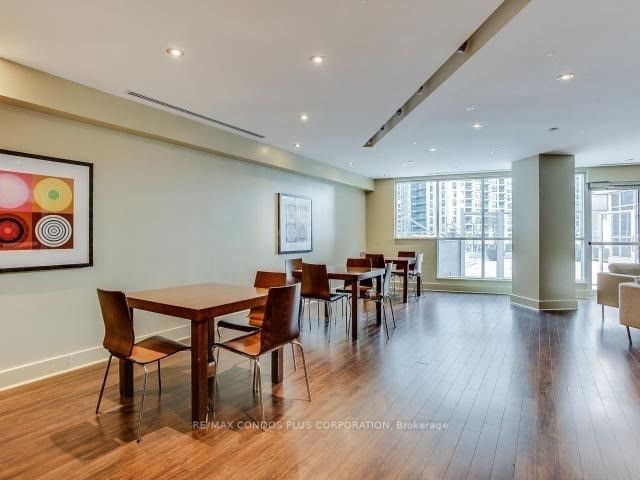 910 - 218 Queens Quay  W