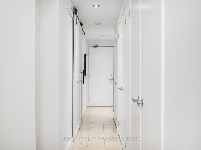 910 - 218 Queens Quay  W