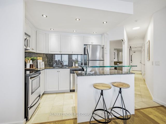 910 - 218 Queens Quay  W