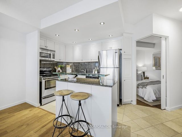 910 - 218 Queens Quay  W