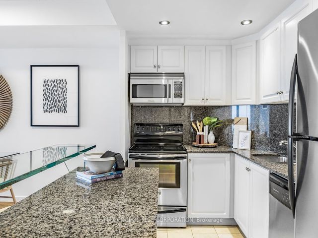 910 - 218 Queens Quay  W