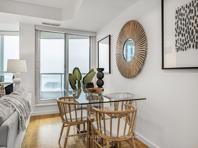 910 - 218 Queens Quay  W