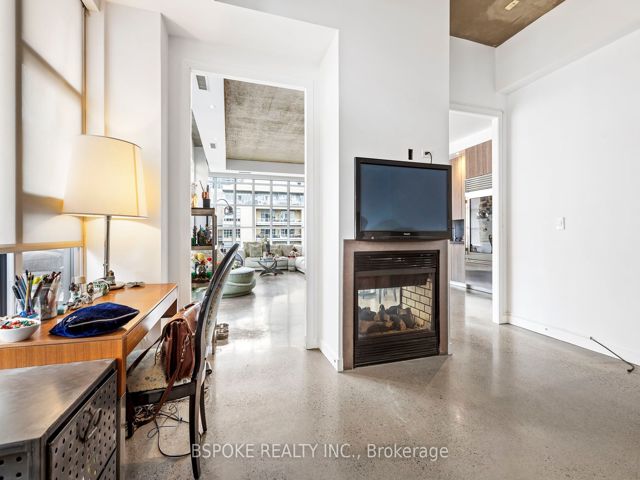 904 - 19 Brant St