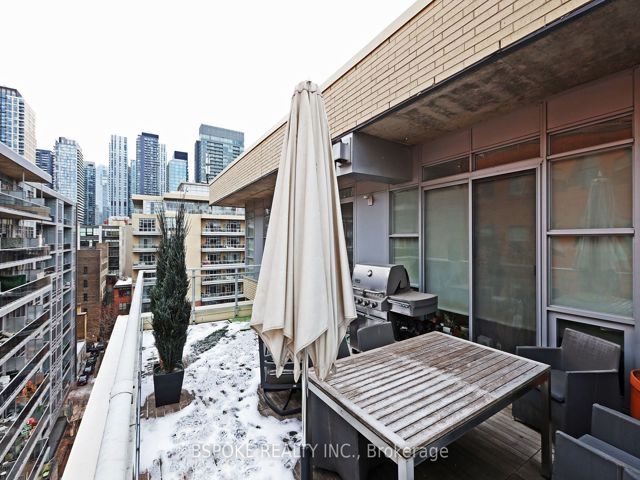 904 - 19 Brant St