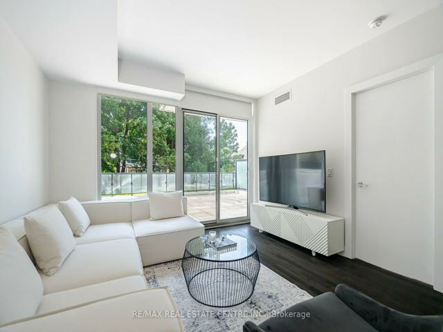 214 - 3018 Yonge St