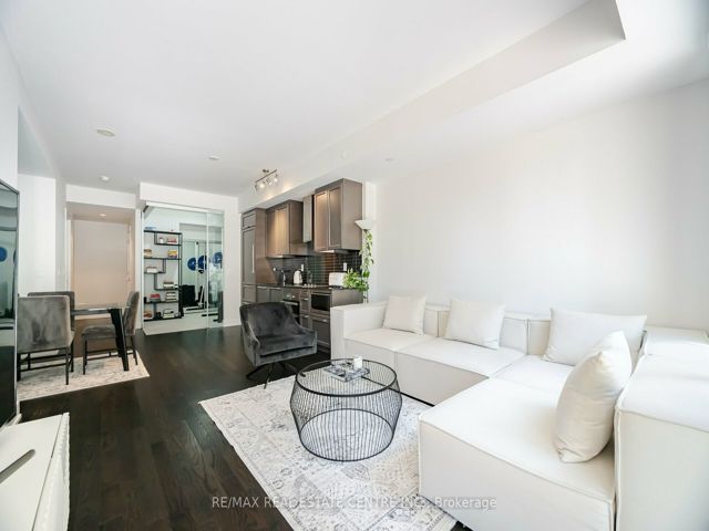 214 - 3018 Yonge St