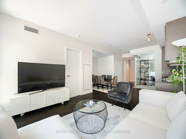 214 - 3018 Yonge St