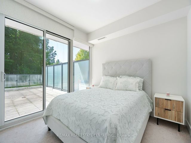 214 - 3018 Yonge St