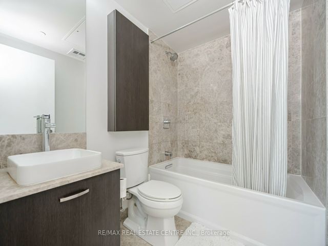 214 - 3018 Yonge St