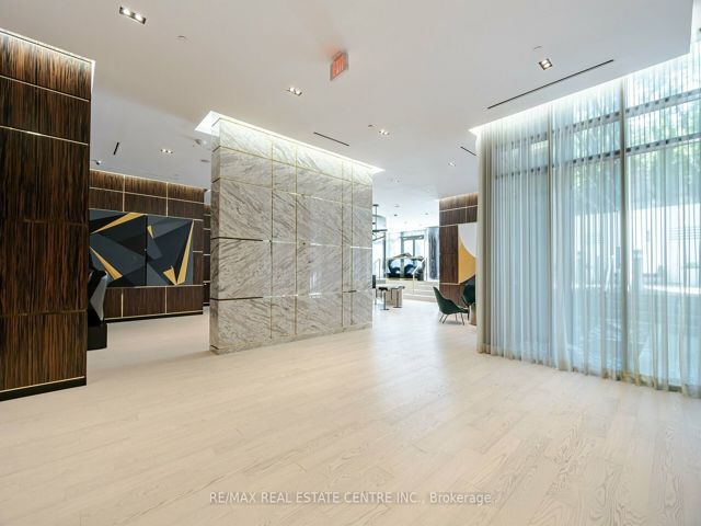 214 - 3018 Yonge St