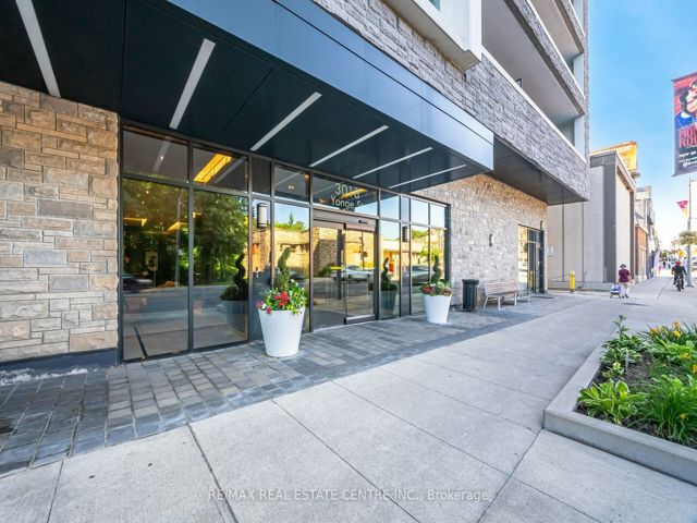 214 - 3018 Yonge St