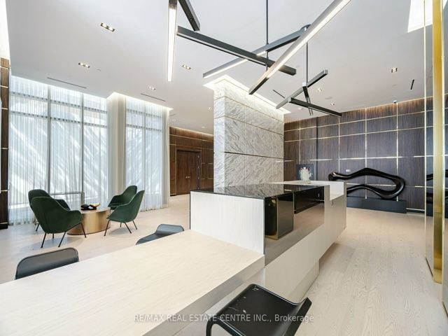 214 - 3018 Yonge St