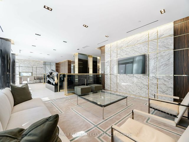214 - 3018 Yonge St