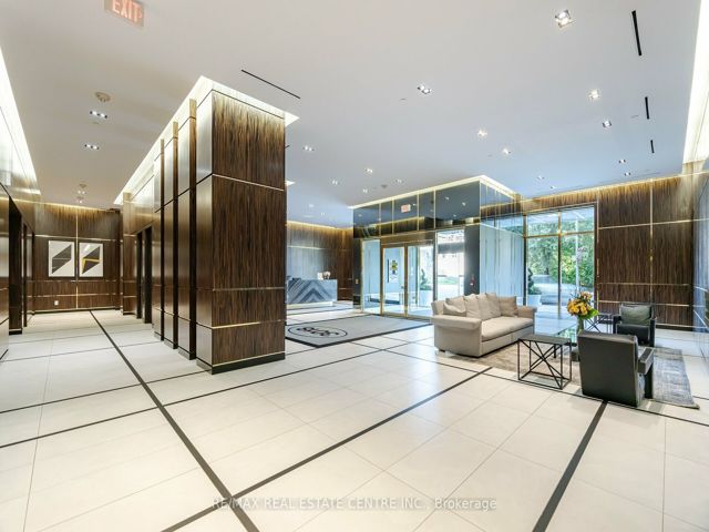 214 - 3018 Yonge St
