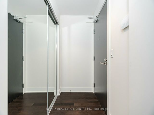 214 - 3018 Yonge St