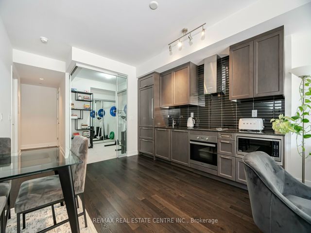 214 - 3018 Yonge St