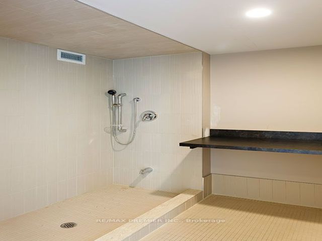 729 - 525 Wilson Ave