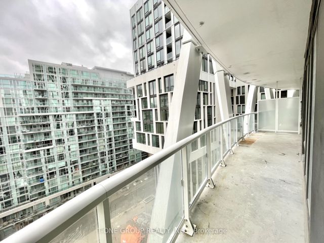 830 - 230 Simcoe St