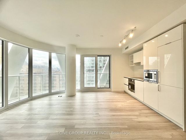 830 - 230 Simcoe St