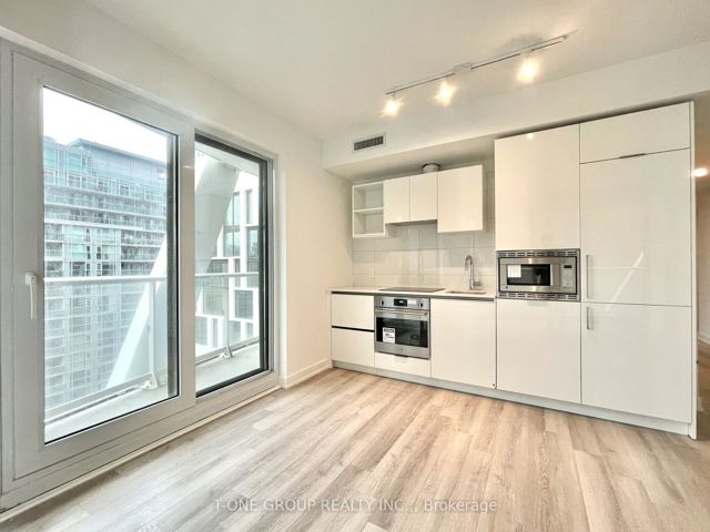830 - 230 Simcoe St