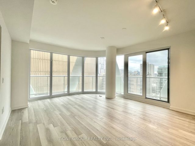 830 - 230 Simcoe St