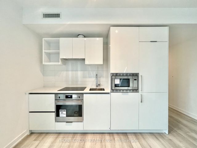 830 - 230 Simcoe St