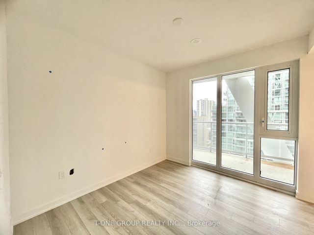 830 - 230 Simcoe St