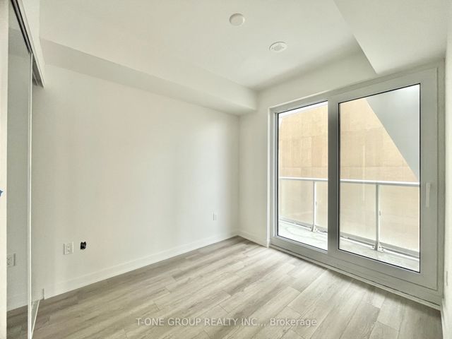 830 - 230 Simcoe St
