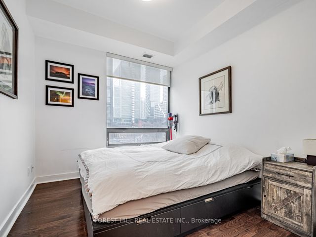 511 - 438 King St W