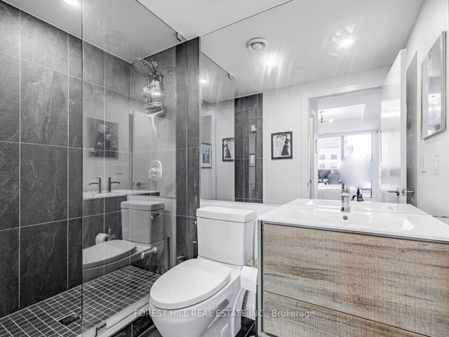 511 - 438 King St W