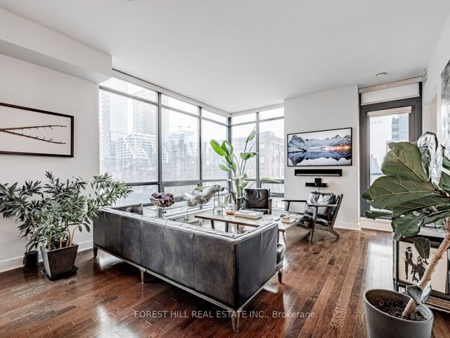 511 - 438 King St W