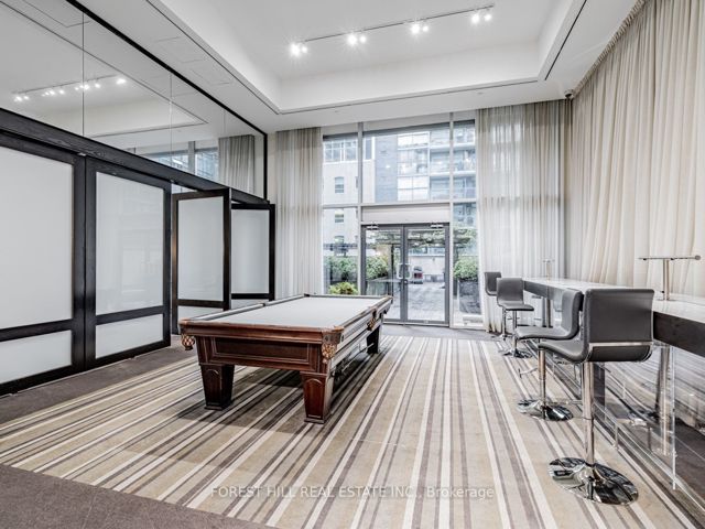 511 - 438 King St W
