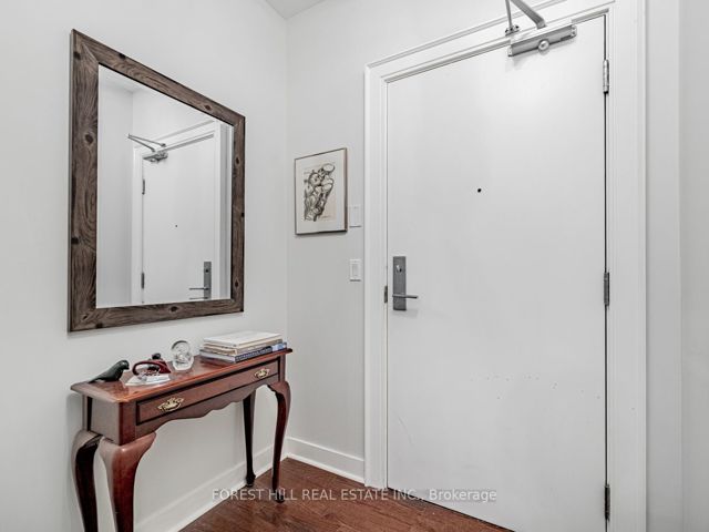 511 - 438 King St W