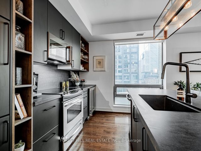 511 - 438 King St W