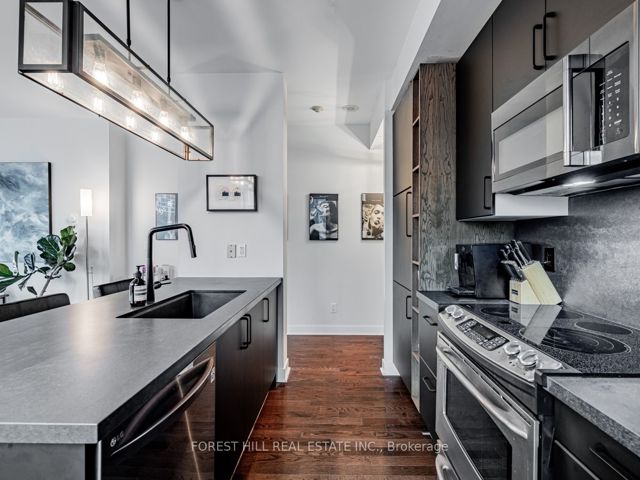 511 - 438 King St W