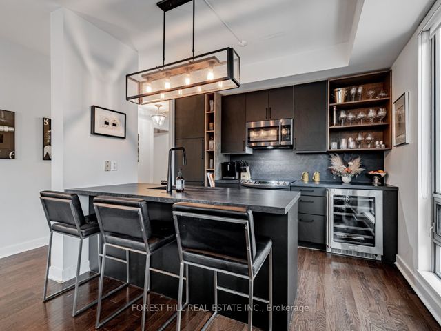 511 - 438 King St W