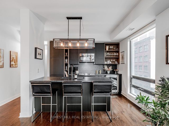 511 - 438 King St W