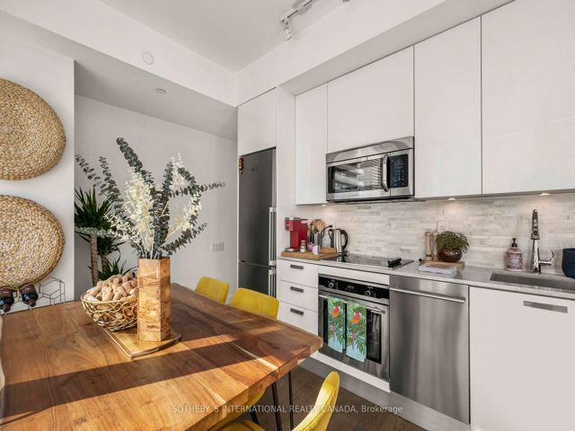 1702 - 42 Charles St E