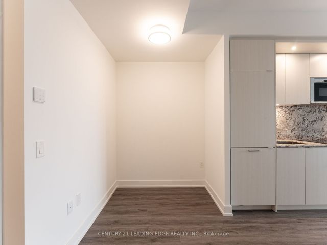 1439 - 20 Inn On The Park Dr E
