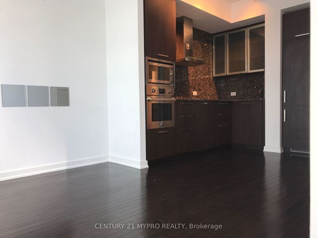 1609 - 14 York St